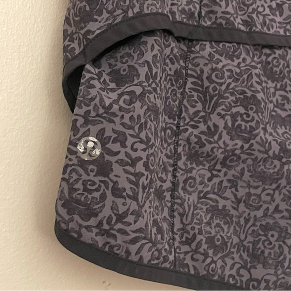 Lululemon Athletica Black & Gray Athletic Speed Shorts 2½” – Size 6 GUC - Picture 13 of 14
